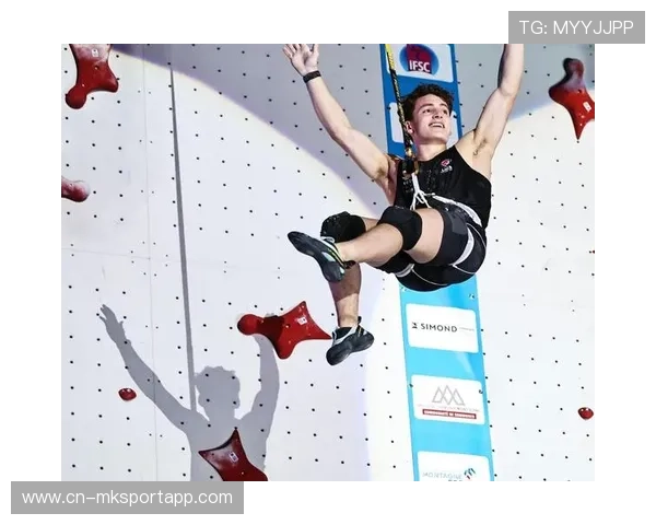 攀岩运动少年比比赛先爬上领奖台