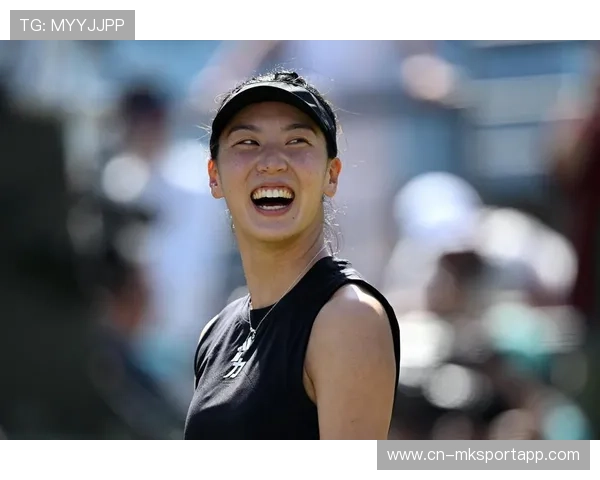 网球赛因雨中断，草地湿滑危险